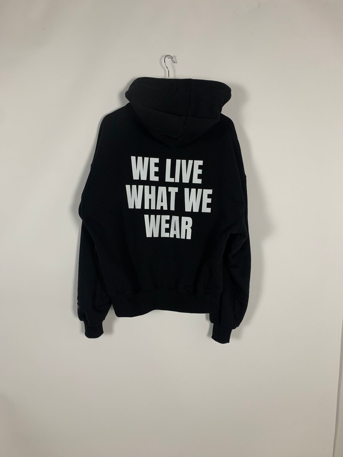 ROKE™ Black Hoodie – "WE LIVE WHAT WE WEAR" Edition Przedsprzedaz