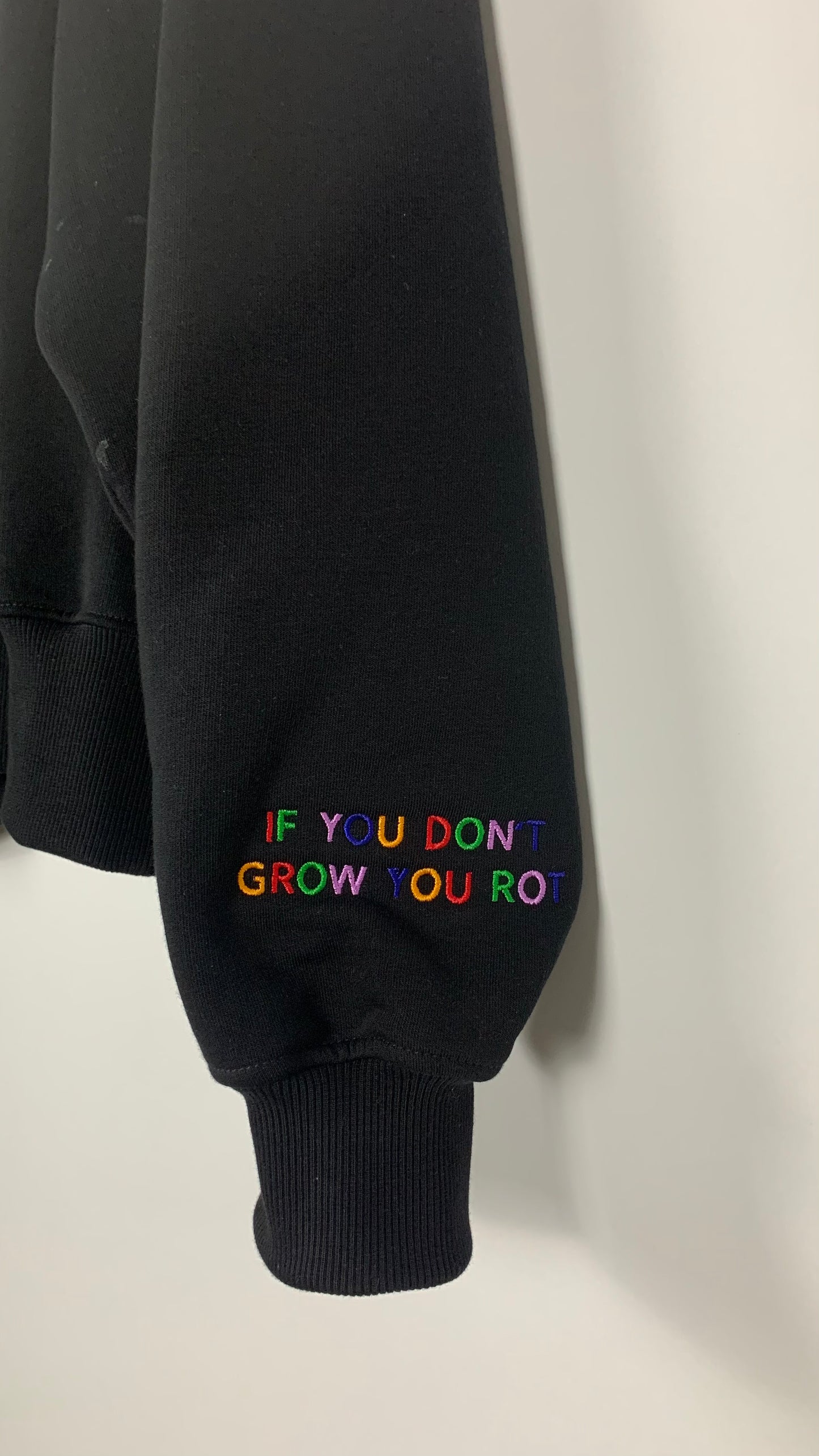ROKE™ Black Hoodie – "WE LIVE WHAT WE WEAR" Edition Przedsprzedaz
