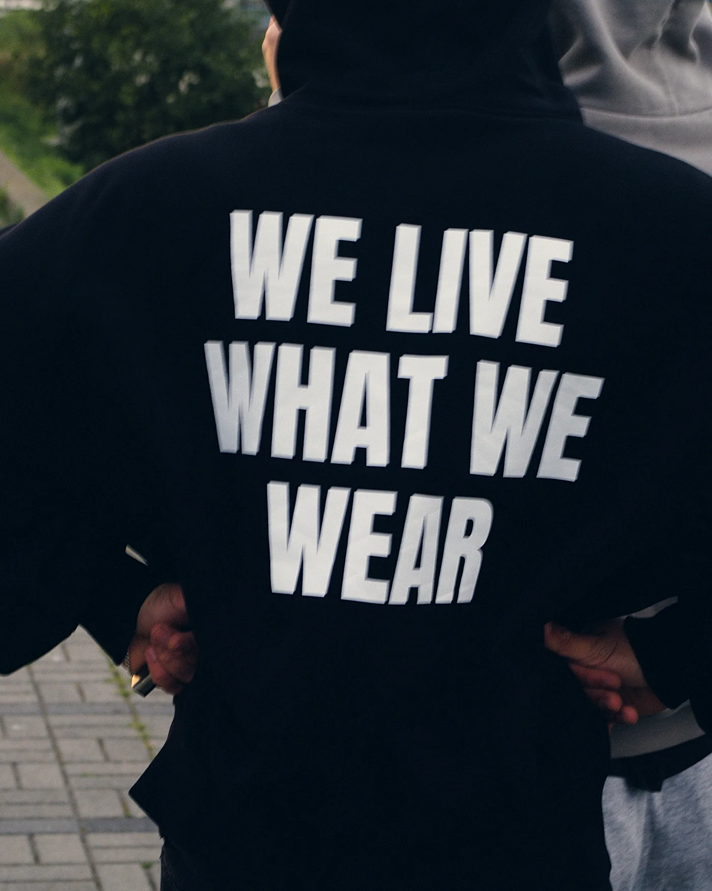 Plecy bluzy Serii 01 z nadrukiem WE LIVE WHAT WE WEAR
