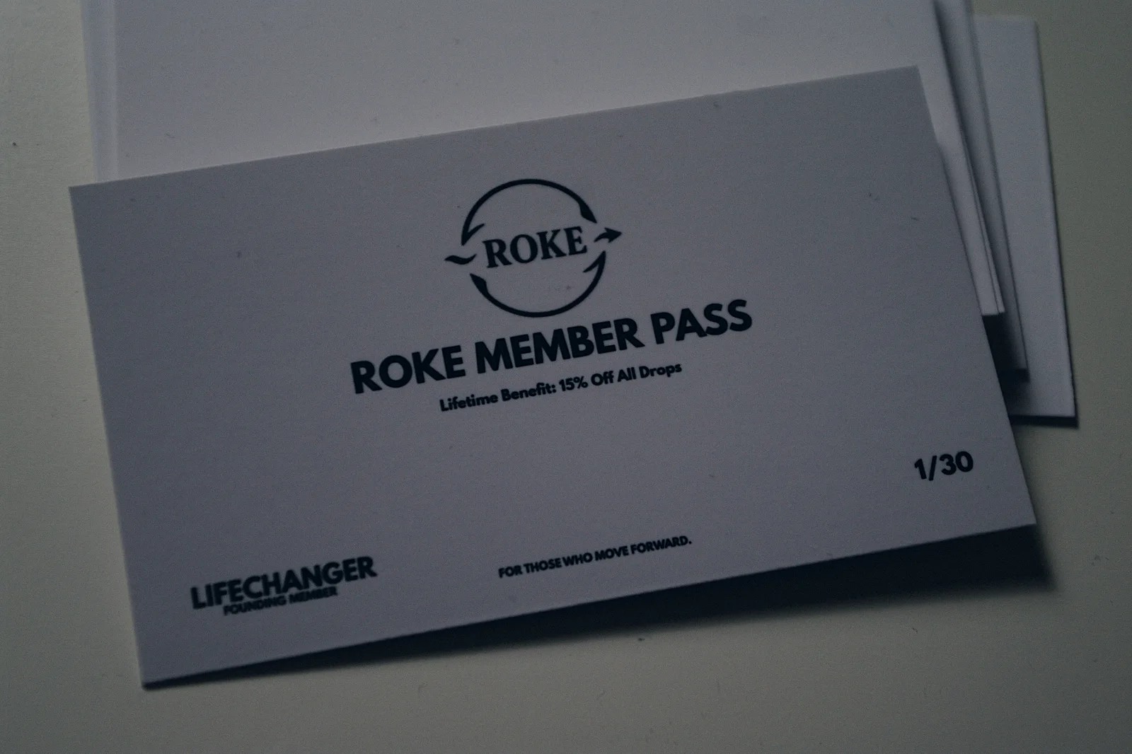 Karty ROKE Member Pass rozłożone na stole